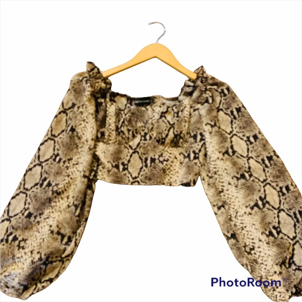 ⭐️ PRETTYLITTLETHING Nude Woven Cup Detail Long Sleeve Crop Top Python Print - Picture 3 of 10